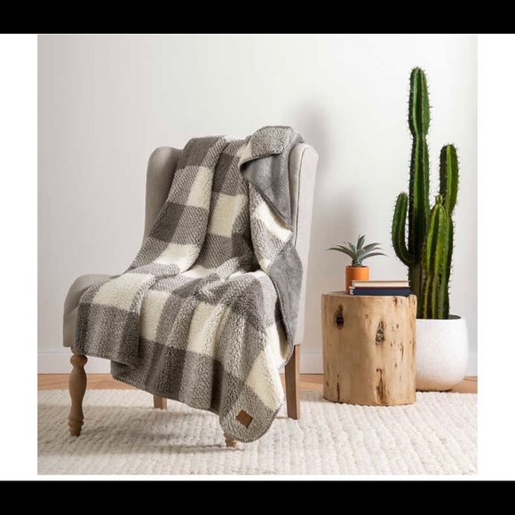 Pendleton Sherpa fleece throw 50”x70” - Picture 2 of 3